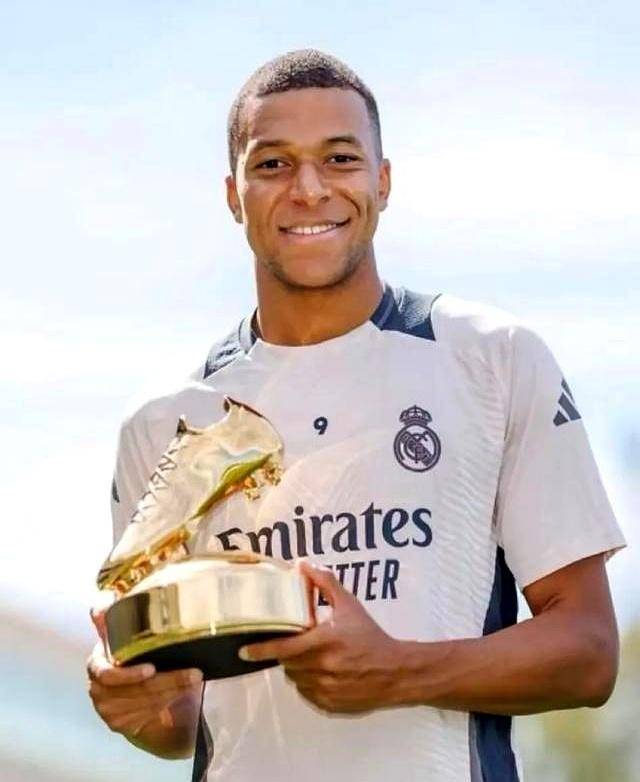 残特奥会选手与领跑员携手冲线夺冠